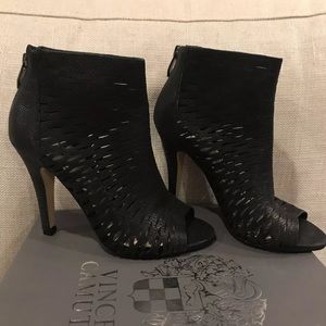 Vince Camuto- Kamandi. Black. Like new. 5.5
